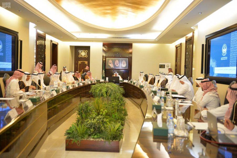 خالد الفيصل يوقّع عقد تطوير الواجهة الجنوبية للمطار الجديد