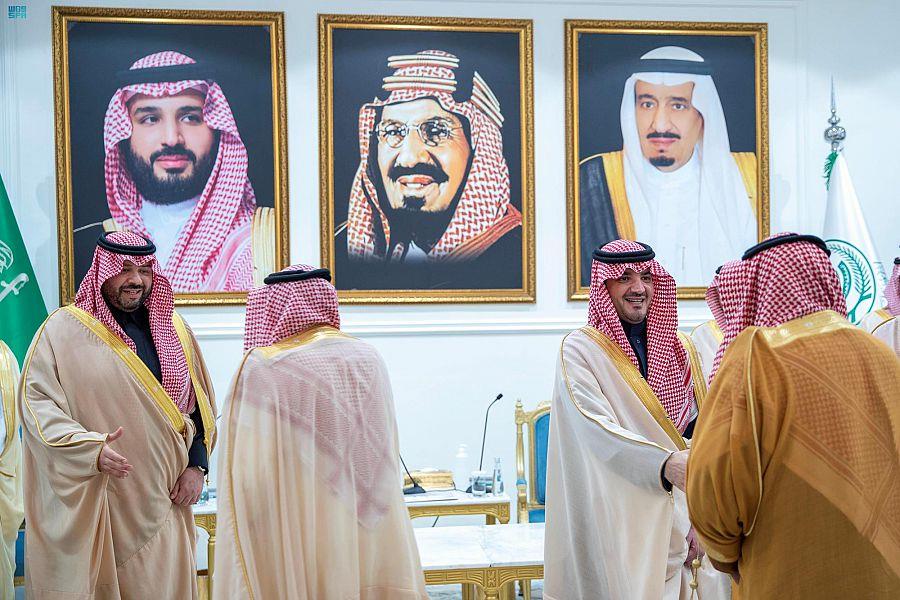 وزير الداخلية يلتقي متقاعدي الوزارة في الحدود الشمالية وزير الداخلية يلتقي متقاعدي الوزارة في الحدود الشمالية