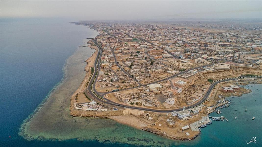 بلدة سعودية مبنية بالكامل من الطين وتطل على البحر الأحمر بلدة سعودية مبنية بالكامل من الطين وتطل على البحر الأحمر