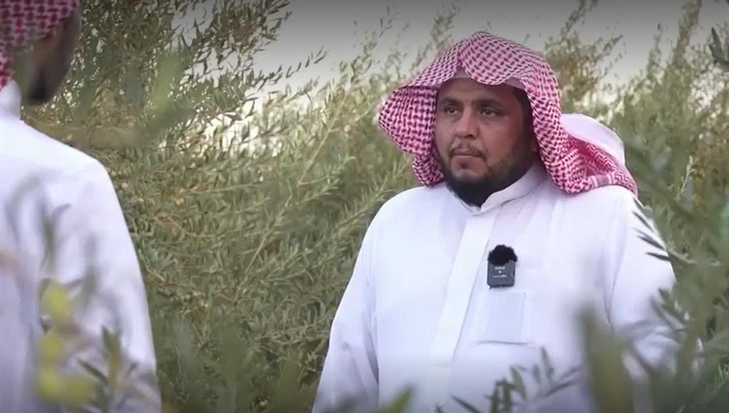 مواطن يستغني عن وظيفته ويحقق حلمه بمشروع المليون شجرة في الجوف