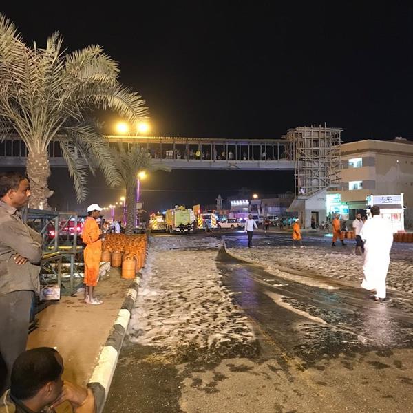 شاهد.. تجمهر عشرات الأطفال على جسر خَطِر تحت الإنشاء لمتابعة حادث انقلاب شاحنة في جازان