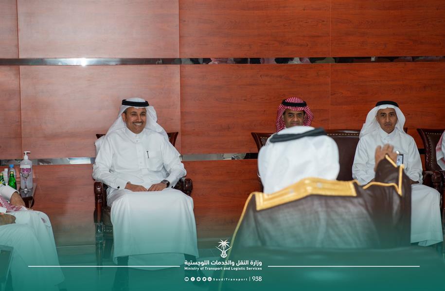 وزير النقل يلتقي عدداً من أهالي نجران ويستمع لمقترحاتهم لتحسين الخدمات 
