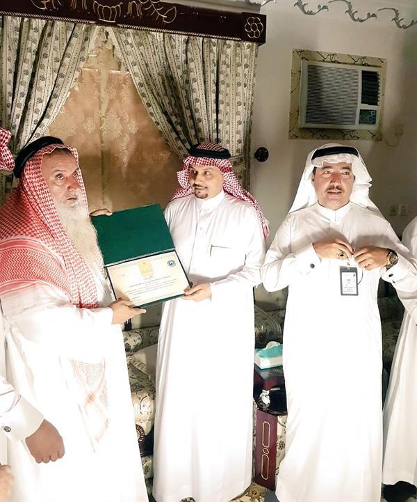 تكريم فتاة بادرت بتنظيف حديقة عامة في خميس مشيط بمشاركة أطفال