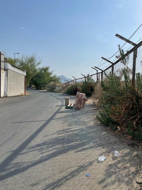 أهالي شرائع المجاهدين بمكة يناشدون إنهاء معاناتهم مع حفرة لصرف السيول 