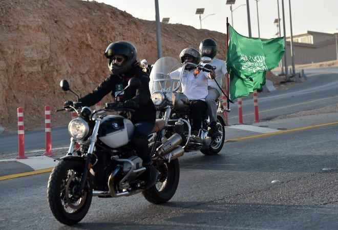 دراجات نارية تجوب شوارع الرياض بأعلام المملكة احتفاءً باليوم الوطني الـ90