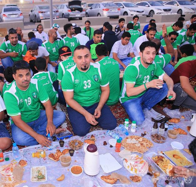 شاهد.. جمهور الأهلي يقيم مأدبة إفطار عن شهداء الواجب قبل مباراة الرائد شاهد.. جمهور الأهلي يقيم مأدبة إفطار عن شهداء الواجب قبل مباراة الرائد