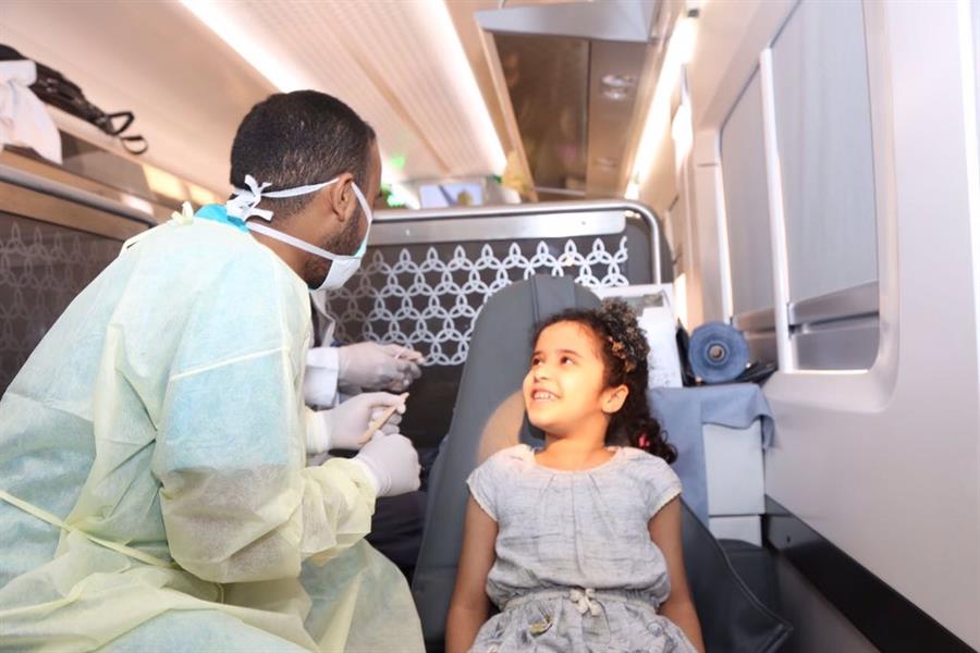 بالصور.. تقديم خدمات طبية لركاب رحلة قطار 
