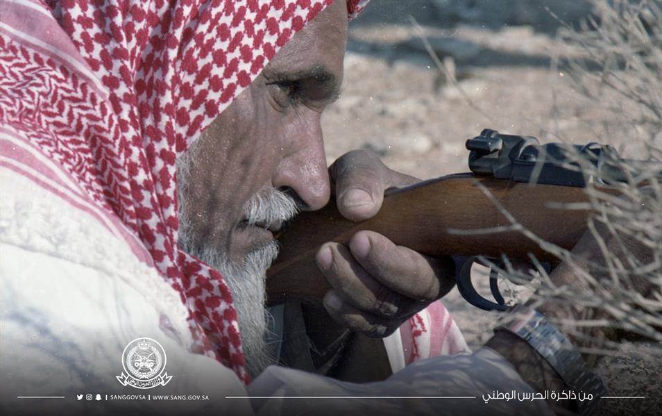 أحد منسوبي الحرس الوطني أثناء التدريب على الرماية قبل 42 عاما أحد منسوبي الحرس الوطني أثناء التدريب على الرماية قبل 42 عاما