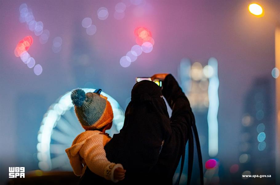 Watch.. Huge fireworks light up the Riyadh sky with joy at the start of the New Year 