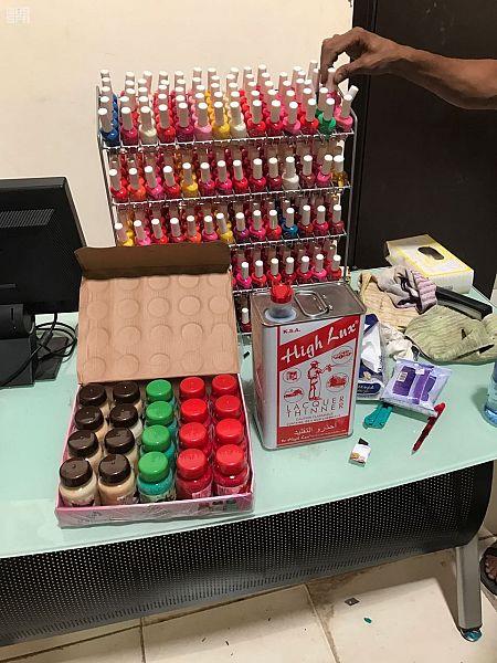 التحفظ على مستودع بالرياض يضم موادّاً تجميلية فاسدة ومكائنً َلتزوير التواريخ التحفظ على مستودع بالرياض يضم موادّاً تجميلية فاسدة ومكائنً َلتزوير التواريخ