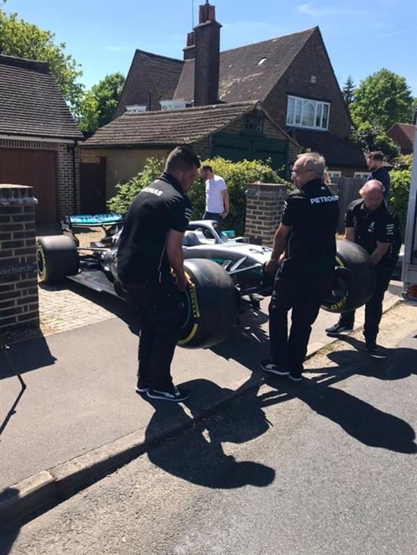 سيارة سيارة