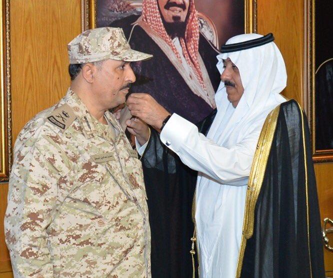 الأمير متعب بن عبدالله يقلد عدداً من الضباط رتبة لواء