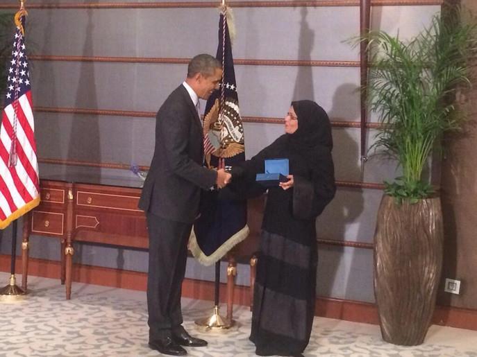 اوباما يسلم  سعودية جائزة اشجع امرأة