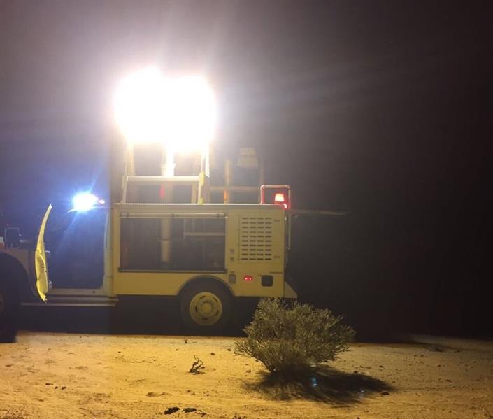 بالصور.. الدفاع المدني ينقذ طفلاً احتُجز فوق أحد جبال عفيف