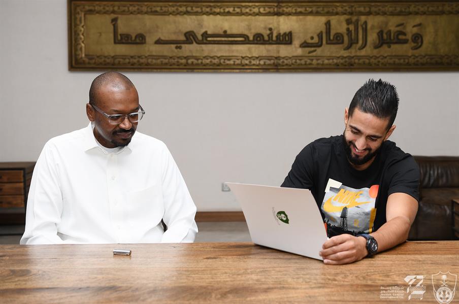 اللاعب الجزائري رياض بودبوز