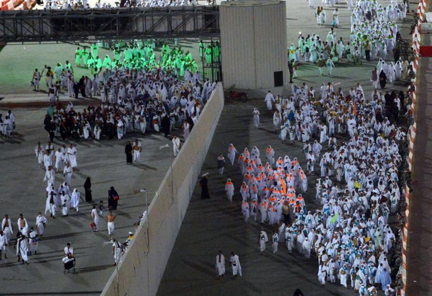 حجاج بيت الله الحرام يتوافدون على منى لرمي جمرة العقبة