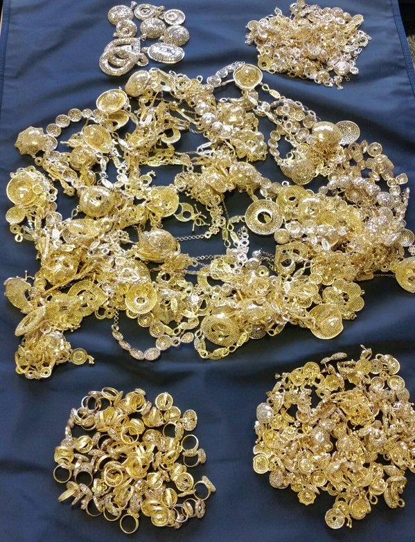 بالفيديو.. إحباط تهريب 3.5 كيلو ذهب عبر جسر الملك فهد