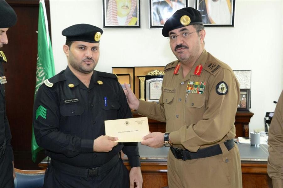 بالصور.. مكافأة مالية لرجلي أمن أطاحا بمقيم تخصص في غسيل الأموال بجازان