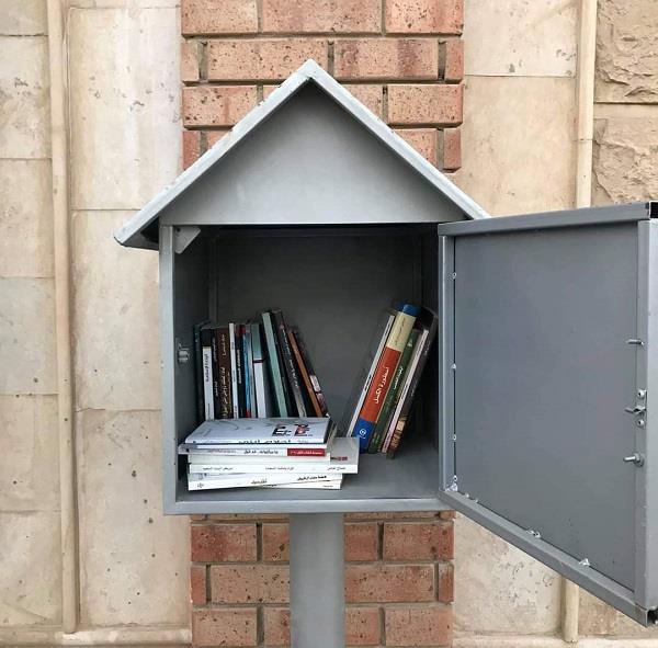 لتعزيز القراءة.. معلم بالقطيف يبتكر فكرة على سور منزله لتبادل الكتب مع الأهالي 