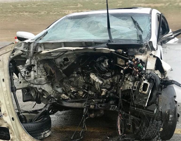 وفاة عشريني وإصابة شخصين في حادث تصادم سيارة بالحواجز الخرسانية على طريق الظهران