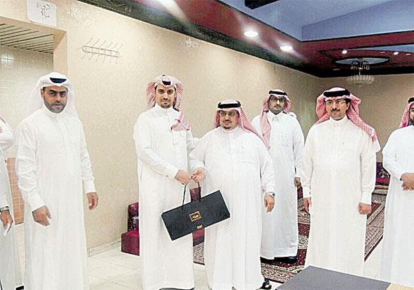 المعلم مع زملائه