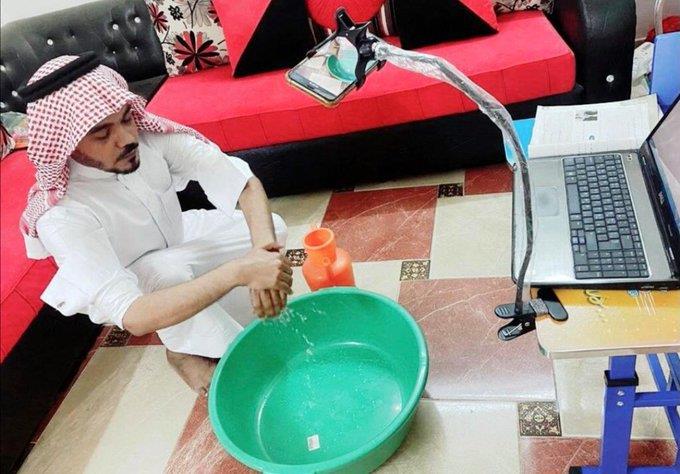 معلم يشرح لطلابه صفة الوضوء عبر منصة "مدرستي" 