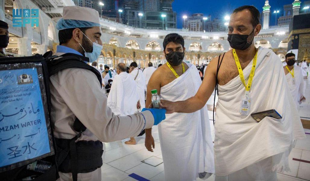 عبر اختبارات يومية.. هكذا تعتني رئاسة الحرمين بماء زمزم عبر اختبارات يومية.. هكذا تعتني رئاسة الحرمين بماء زمزم