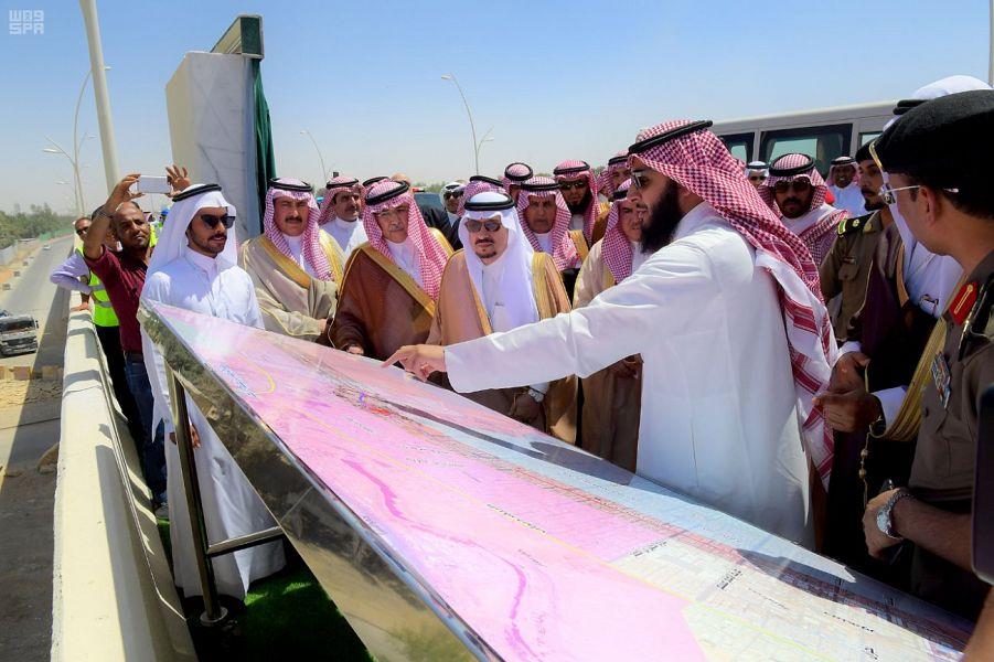 شاهد.. أمير الرياض يفتتح 6 مشاريع لتحسين وتطوير الطرق بالعاصمة