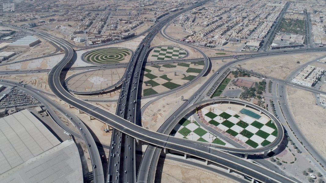 شاهد.. أمير الرياض يفتتح 6 مشاريع لتحسين وتطوير الطرق بالعاصمة