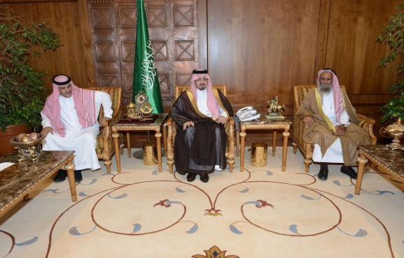 بالصور.. أمير عسير يستقبل أسرة الشهيد 