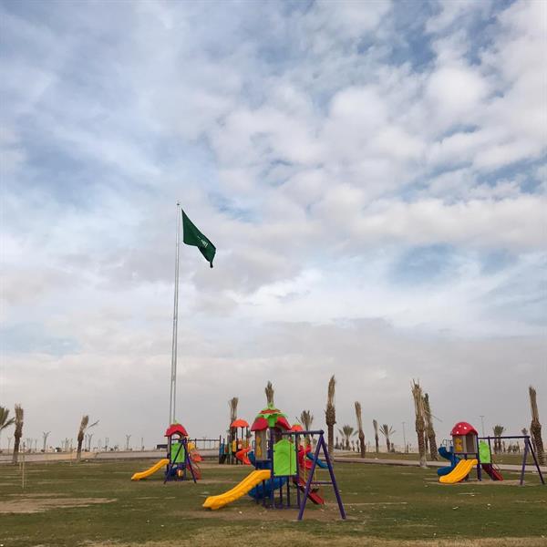 فيديو وصور.. "بلدية القريات" تنهي نصب سارية علم بطول 40 متراً 