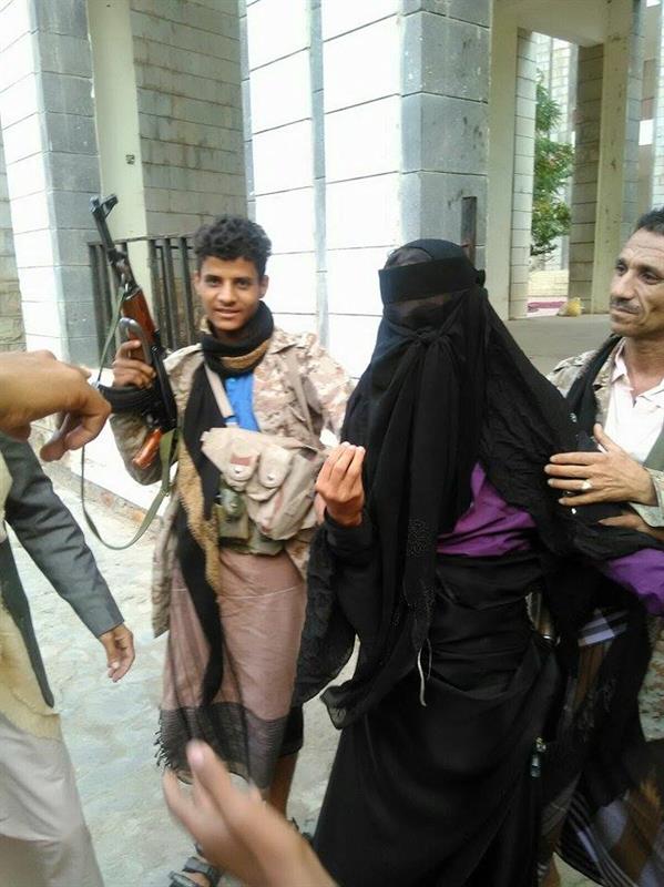 مقاومة تعز تقبض على قناص حوثي بـملابس نسائية