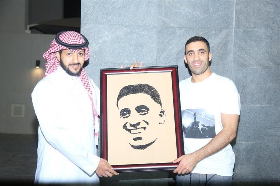 فنان سعودي يُبدع في رسم لوحة لولي العهد بالمسامير والخيوط فنان سعودي يُبدع في رسم لوحة لولي العهد بالمسامير والخيوط