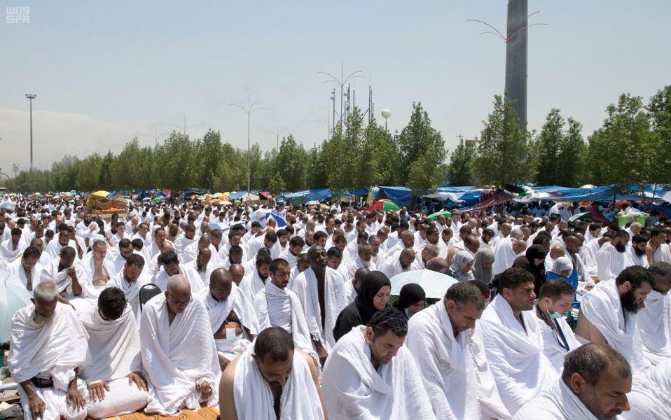 جموع الحجيج يؤدون صلاتي الظهر والعصر في مسجد نمرة بعرفات جموع الحجيج يؤدون صلاتي الظهر والعصر في مسجد نمرة بعرفات