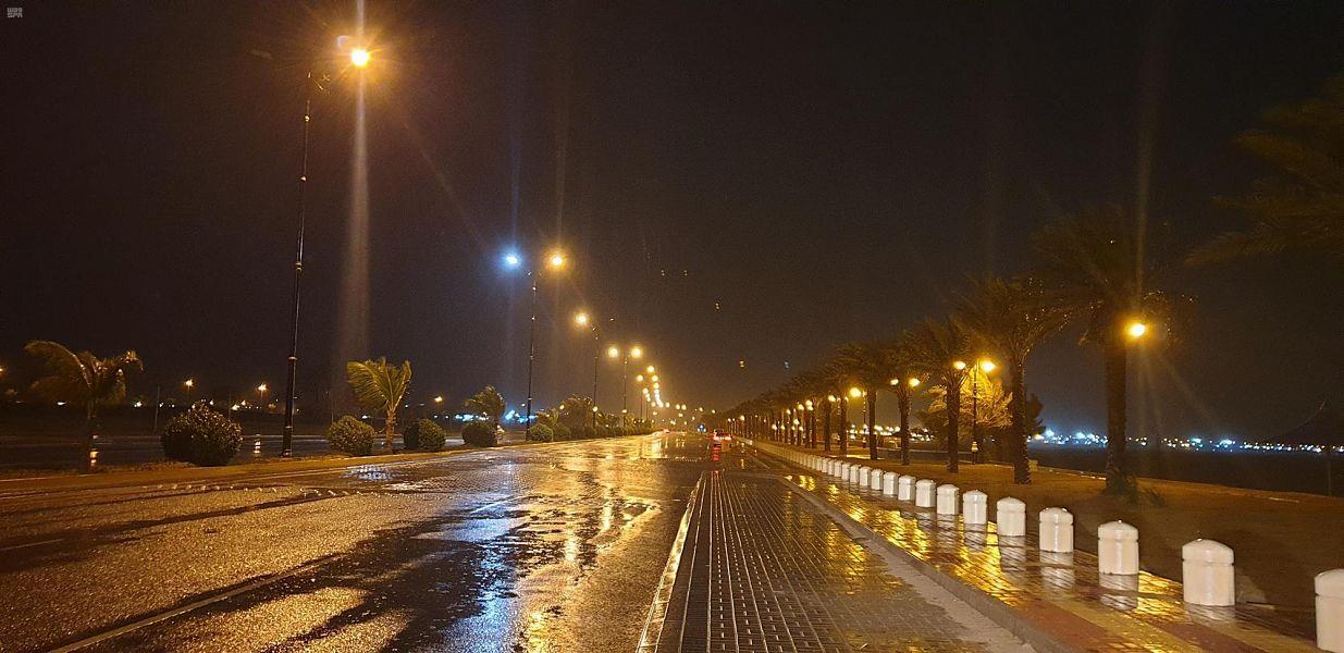 هطول أمطار خفيفة إلى متوسطة على أملج ومدينة تبوك 