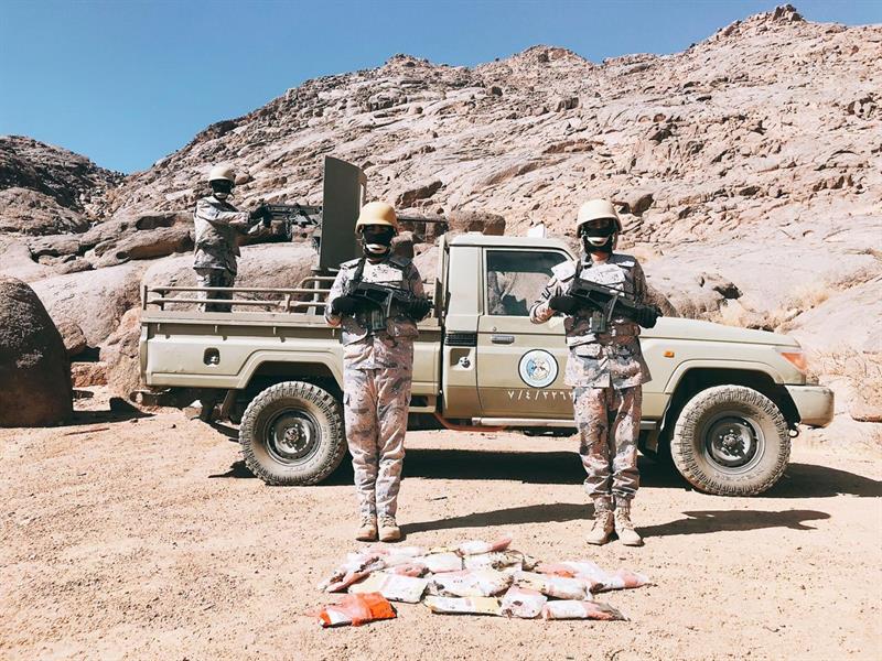 صور.. "حرس الحدود" يحبط محاولات تهريب أطنان من القات وكميات من الحشيش وآلاف الأقراص المخدرة 