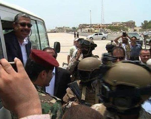 بالصور.. خالد بحاح يصل إلى عدن على متن طائرة سعودية بالصور.. خالد بحاح يصل إلى عدن على متن طائرة سعودية