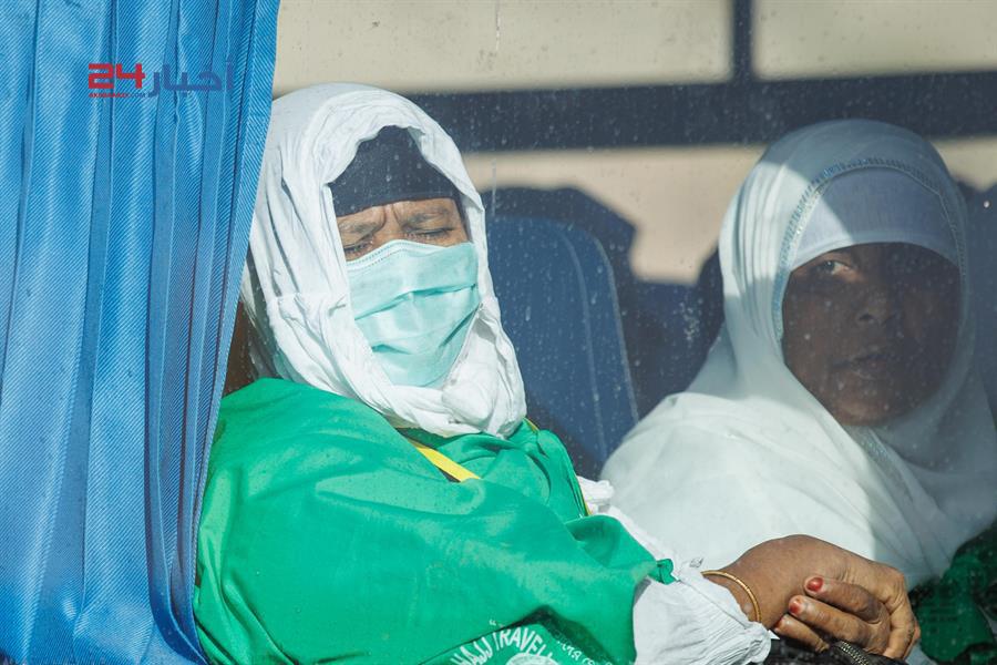 توافد الحجاج إلى مشعر منى لقضاء يوم التروية استعدادا للوقوف بعرفة غدا توافد الحجاج إلى مشعر منى لقضاء يوم التروية استعدادا للوقوف بعرفة غدا