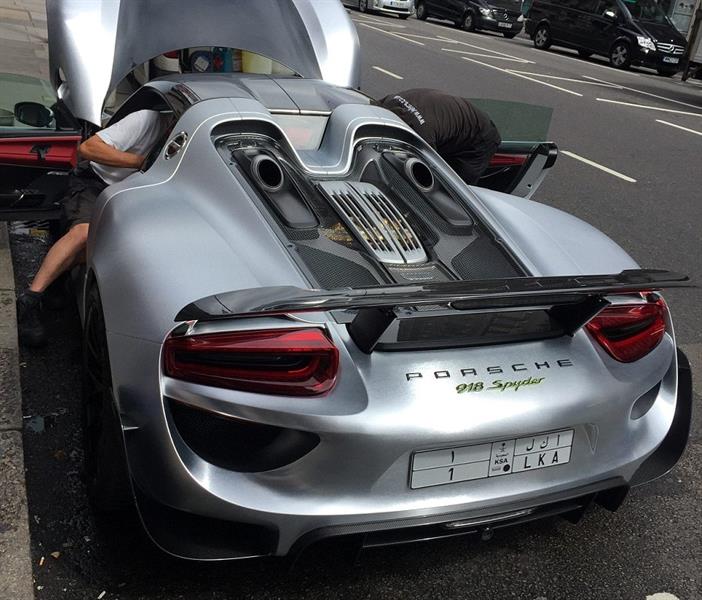 بالفيديو والصور.. سعودي يعطل السير في أحد شوارع لندن للعناية بسيارته الفارهة