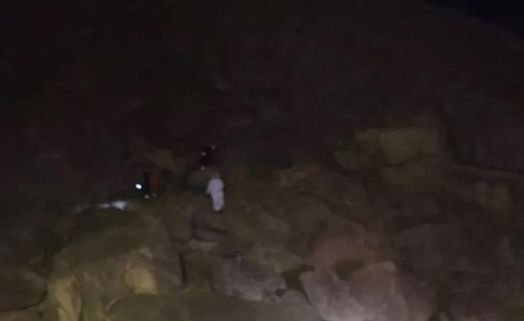 بالصور.. الدفاع المدني ينقذ طفلاً احتُجز فوق أحد جبال عفيف