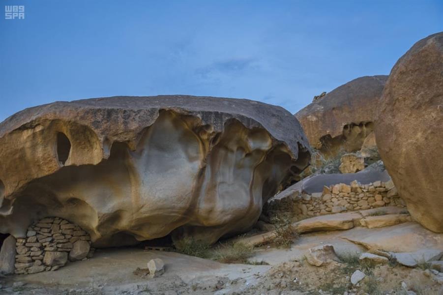 كهوف ومفازات جبل الشدا الأسفل الأثرية بالباحة كهوف ومفازات جبل الشدا الأسفل الأثرية بالباحة