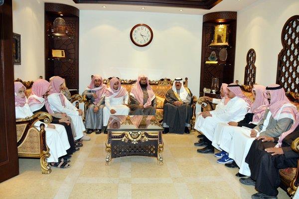 متعب بن عبدالله يتقدم المصلين على الشهيدين الشهري والطوب متعب بن عبدالله يتقدم المصلين على الشهيدين الشهري والطوب