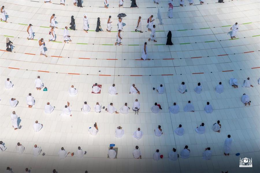 شاهد.. جموع المصلين يؤدون صلاة الجمعة بالمسجد الحرام 