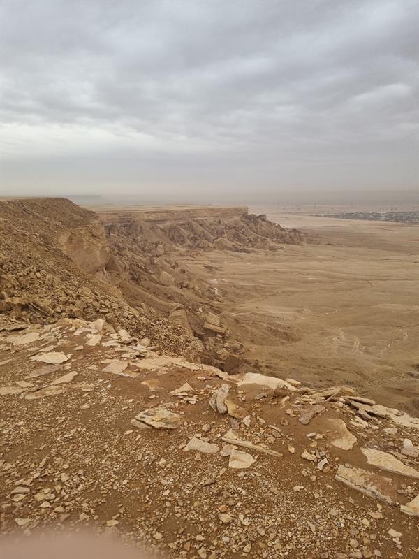 مرتدياً "الفروة".. سفير فرنسا: لا يوجد أجمل من ليلة شتوية في صحراء الرياض 
