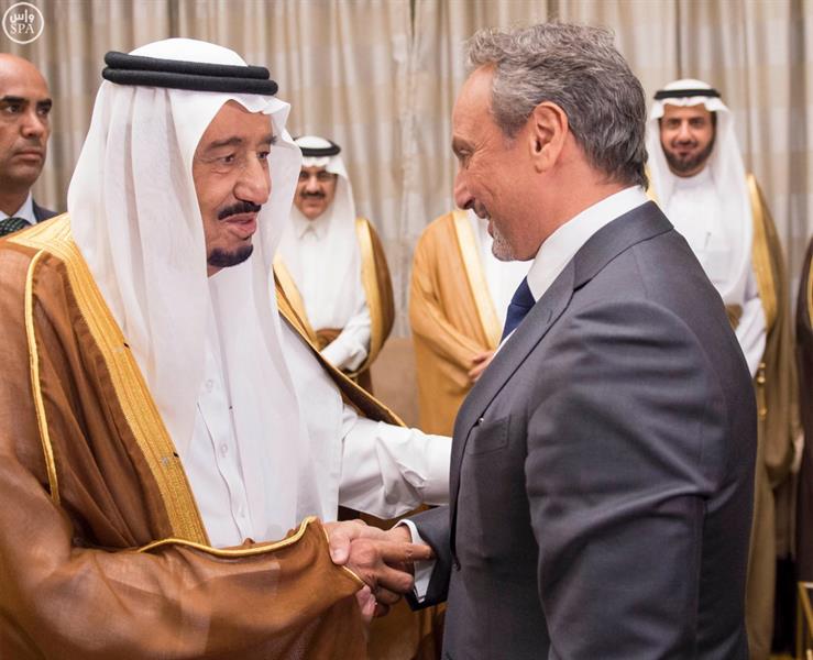 بالصور.. خادم الحرمين يستقبل سفراء الدول العربية وشخصيات اسلامية في واشنطن