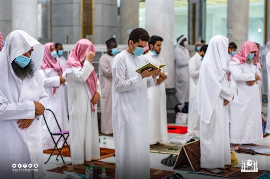 المصلون يشهدون ختم القرآن بالحرمين الشريفين وسط أجواء روحانية المصلون يشهدون ختم القرآن بالحرمين الشريفين وسط أجواء روحانية