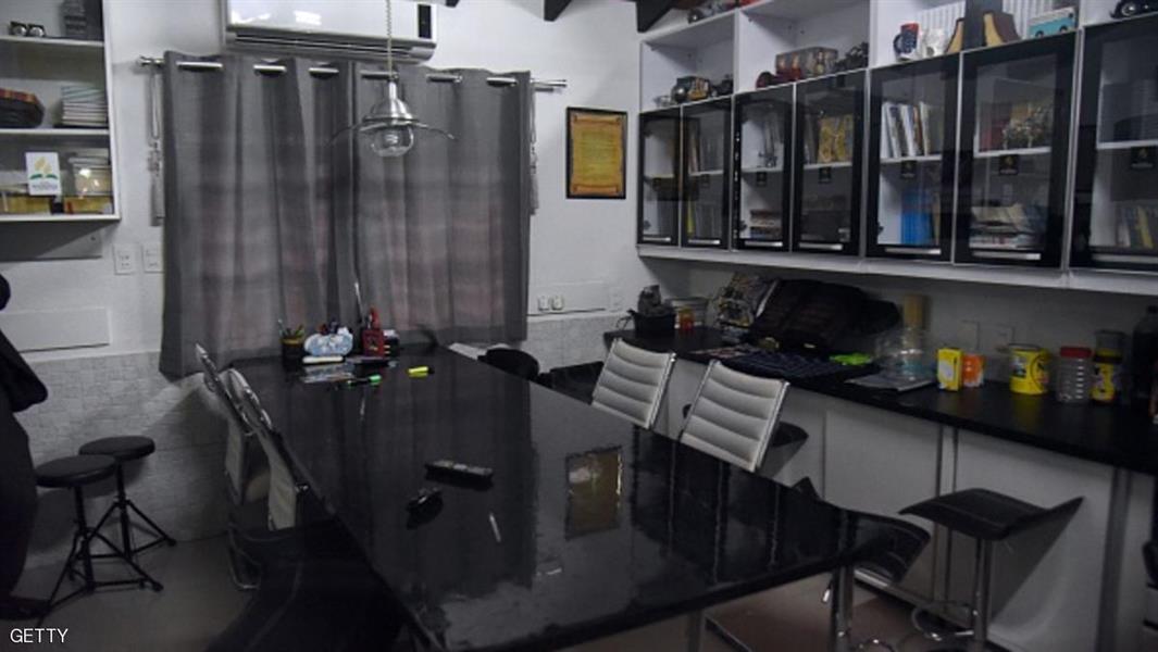  الشرطة تفاجأ بزنزانة 