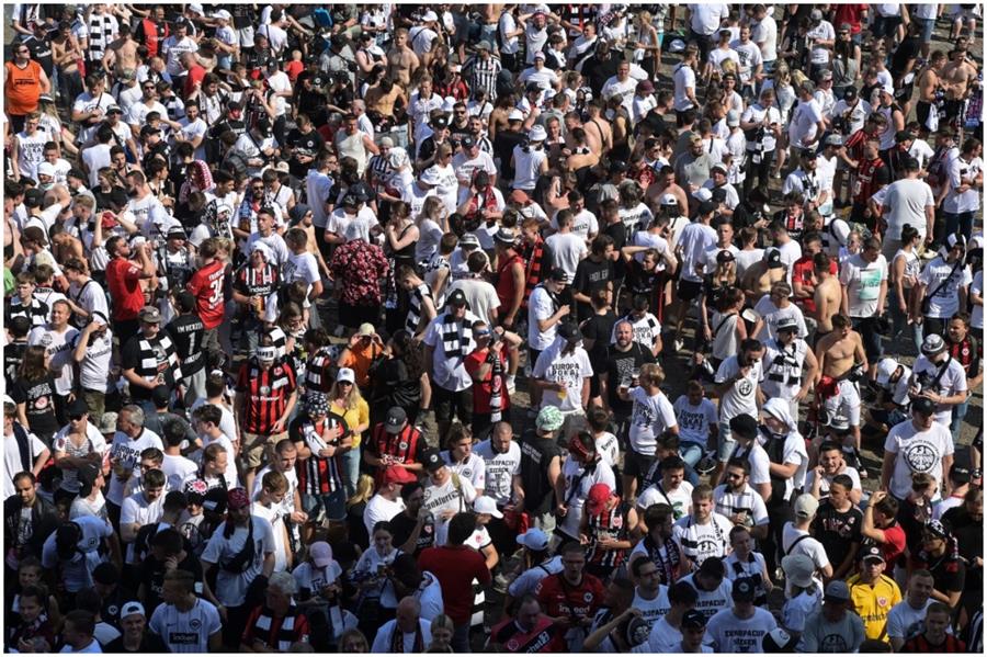 استقبال أسطوري من جماهير آينتراخت فرانكفورت الألماني للاعبي فريقها