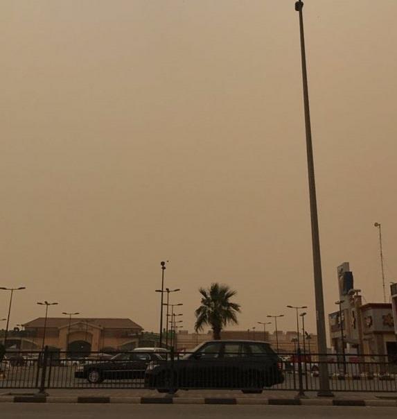 بالصور.. موجة غبار تجتاح المنطقة الشرقية.. و