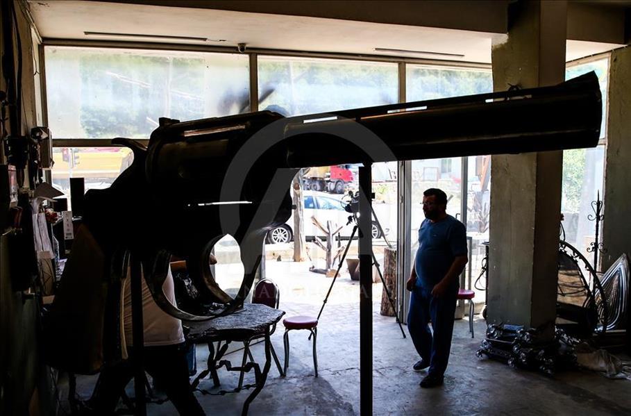 بطول 3 أمتار ووزن 100 كغ.. حداد تركي يصنع مسدسا عملاقا